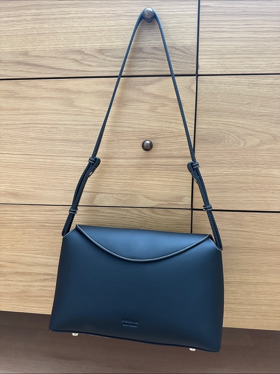 Freja New York Handbags - Freya Hudson bag black contrast stitching